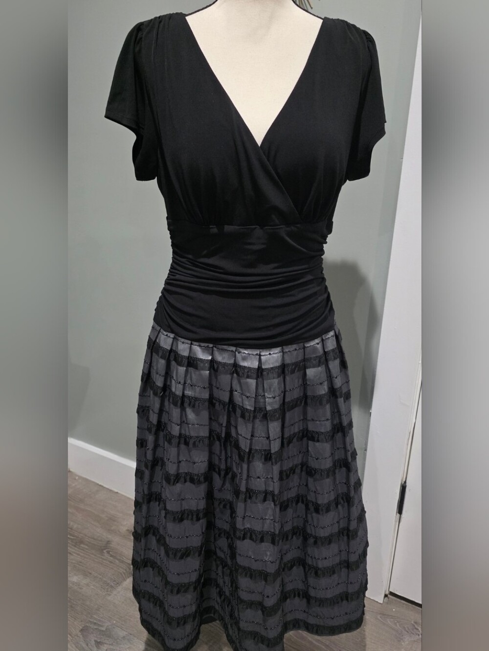 Jessica Howard Evenings Black Ruffled Metallic Skirt Dress Siz.12, VNeck